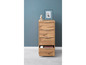 Une commode en bois avec trois tiroirs, dont un est ouvert.