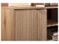 Commode moderne en bois avec rainures verticales.