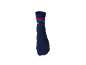 Chaussette de sport bleu foncé avec des rayures rouges et bleues et du texte blanc.