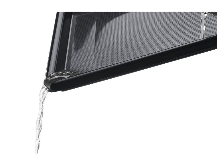 De l'eau coule d'une bouilloire noire.