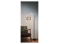 Lampe sur pied LED moderne à côté d'un fauteuil.