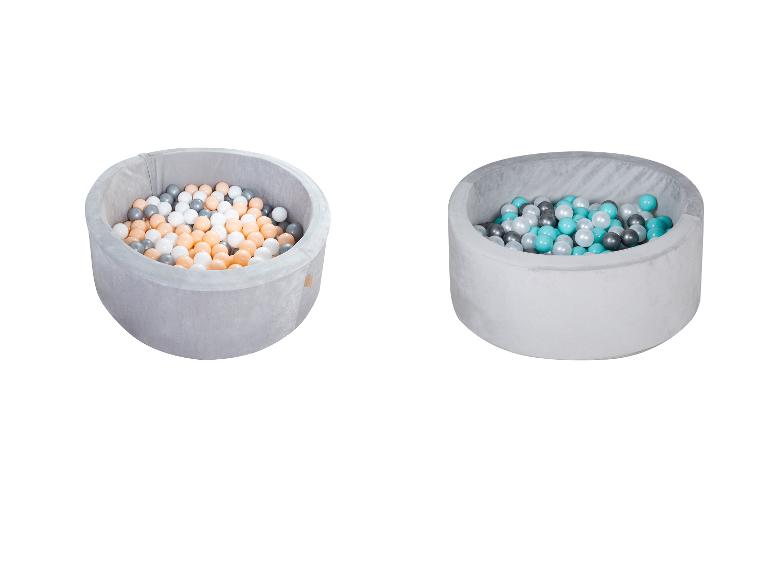 Deux piscines à balles grises avec des balles colorées.