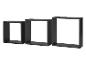 Trois étagères murales carrées noires de différentes tailles, disposées en rangée