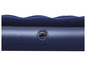 Un matelas pneumatique bleu avec une valve de gonflage.