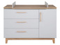 Commode grise avec trois tiroirs et un placard, avec des détails en bois.