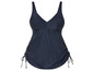 Un maillot de bain bleu marine à col en V