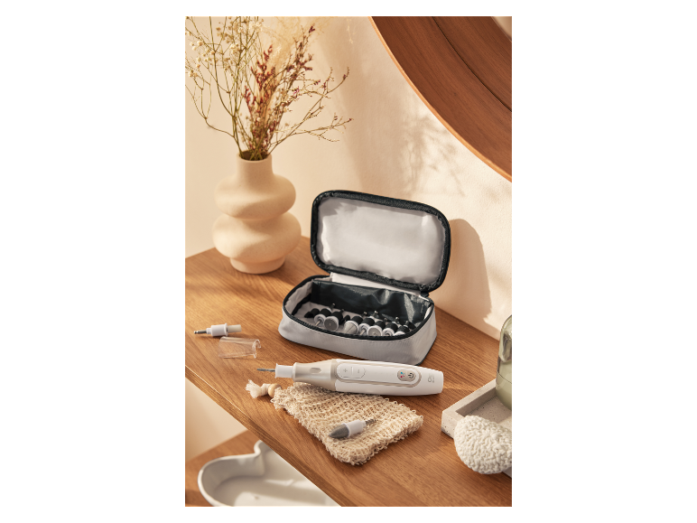 Kit de manucure Scholl Velvet Smooth avec étui et accessoires.