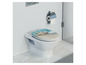 Toilette avec un tapis de salle de bain et un abattant de toilette à l'imprimé d'étoile de mer et de coquillages.