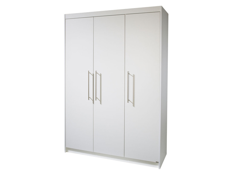 Une armoire blanche à trois portes