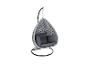 Chaise suspendue grise avec coussins gris foncé sur fond blanc