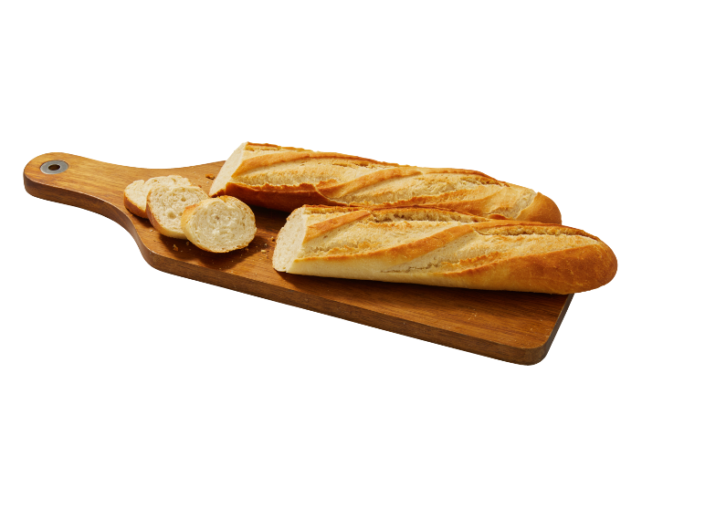 Baguettes croustillantes et tranches sur une planche à découper en bois.