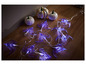 Une guirlande lumineuse avec des chauves-souris violettes sur une table en bois.