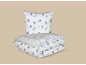 Parure de lit avec motif d'arbres d'hiver, une couette pliée et un oreiller.