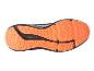 Chaussure de sport noire avec une semelle orange.