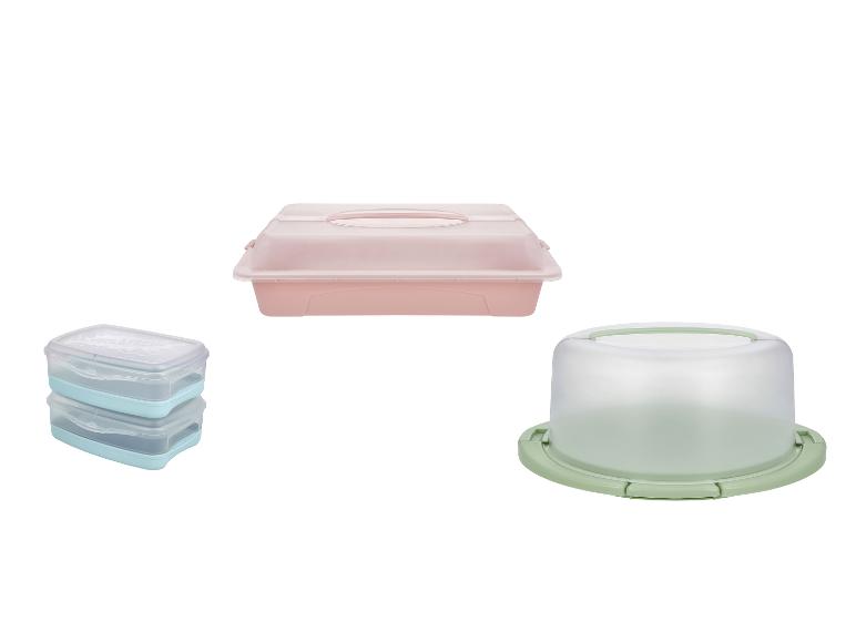 Porte-gâteau rose, deux boîtes alimentaires bleues et un dôme à gâteau vert.