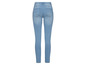 Un jean skinny bleu clair pour femme.