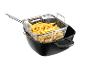 Frites dorées dans un panier de friture à l'intérieur d'une friteuse noire