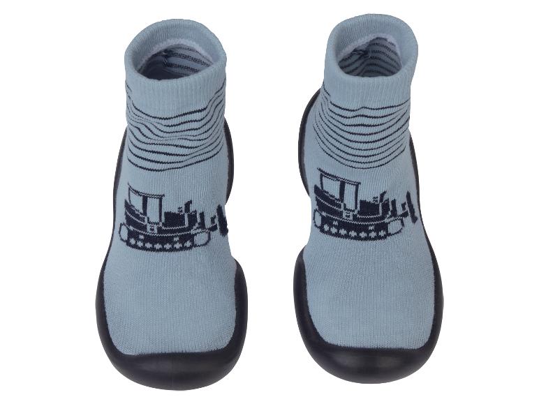 Chaussons bébé en forme de chaussettes avec un motif de tracteur.