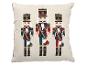 Coussin décoratif avec trois casse-noisettes en uniformes colorés.