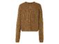 Un pull en maille marron à manches longues.