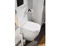 Salle de bain moderne avec toilettes blanches, plaque de chasse noire et porte-papier toilette.