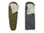 Deux sacs de couchage: un vert olive et un gris, tous deux ouverts avec un intérieur clair.