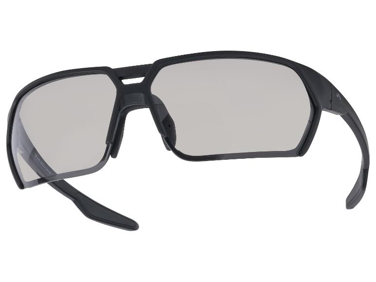 Lunettes de soleil noires avec verres gris.