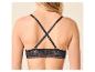 Femme en bralette en dentelle noire avec bretelles croisées dans le dos.