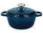 Cocotte en fonte émaillée bleue avec couvercle et bouton métallique
