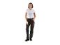 Femme portant pantalon de travail noir et chaussures de sécurité.