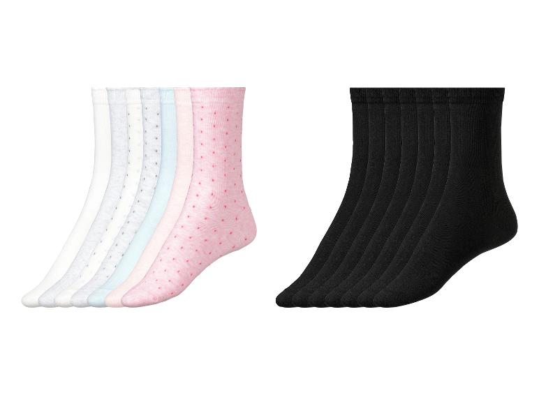 Des chaussettes noires et roses à pois.
