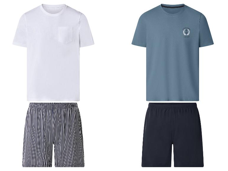 Deux ensembles de pyjama: un t-shirt blanc avec poche et un short rayé, et un t-shirt bleu avec imprimé et un short bleu marine.