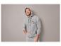 Un homme portant un sweat à capuche gris et un pantalon de survêtement avec l'impression 'New Ideas'.