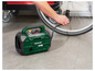 Une pompe à air Parkside X20V TEAM verte est utilisée pour gonfler un pneu.