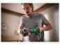 Un homme utilise une scie sauteuse Parkside pour couper du bois.