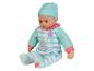 Une poupée bébé dans un pyjama bleu avec un éléphant.