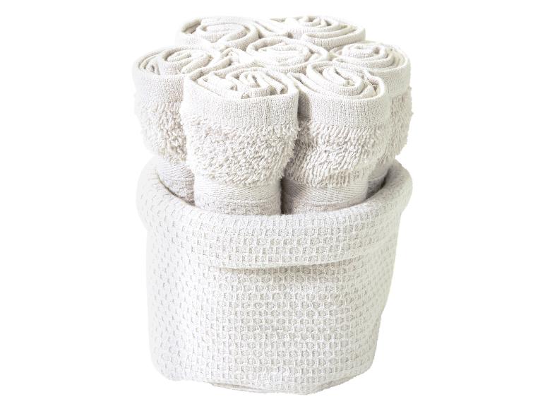 Une pile de serviettes dans un panier.