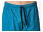 Short de bain bleu avec cordon de serrage noir à la taille élastique.
