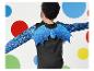 Un garçon porte un costume de dragon bleu avec des ailes.