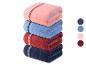 Quatre serviettes de bain de couleurs différentes empilées