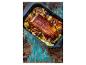 Rôti de porc rôti avec des pommes, des carottes et des oignons dans un plat allant au four.