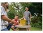 Famille cuisinant des saucisses sur un Grill Meister en plein air.