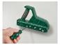 Une main utilisant un tournevis pour fixer un outil vert avec des lames.