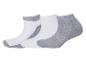 Trois paires de chaussettes basses blanches et grises.