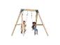 Deux enfants jouent sur une balançoire en bois avec des sièges individuels.