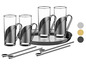 Quatre verres avec des poignées métalliques, un plateau et des agitateurs.
