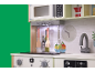 Cuisine de jeu en bois avec micro-ondes, plaques de cuisson, évier et accessoires.