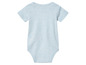 Un body bébé à manches courtes de couleur bleu clair.