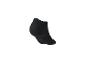 Une paire de chaussettes courtes noires avec un logo blanc sur le dessous.