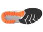 Semelle de baskets : détails orange et noir.